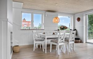 Un comedor blanco con una mesa y sillas blancas. en Beautiful Home In Gudhjem With Wifi, en Gudhjem