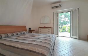 Ένα ή περισσότερα κρεβάτια σε δωμάτιο στο 5 Bedroom Stunning Home In Vico Del Gargano