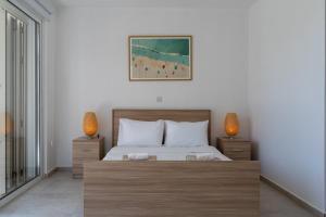 Postel nebo postele na pokoji v ubytování Modern Poolside villa at Paphos