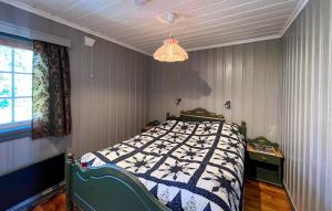 Un dormitorio con una cama y una lámpara de araña en Beautiful Home In Sjusjøen With Sauna, en Sjusjøen