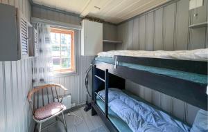 una habitación con dos literas y una silla en Beautiful Home In Sjusjøen With Sauna, en Sjusjøen 6 fotos más