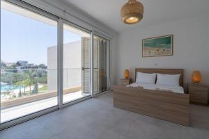 Postel nebo postele na pokoji v ubytování Modern Poolside villa at Paphos