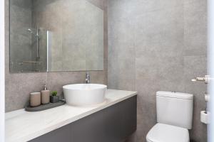 Koupelna v ubytování Modern Poolside villa at Paphos + 25 fotografií