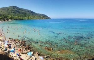 eine Gruppe von Menschen an einem Strand im Wasser in der Unterkunft Awesome Apartment In Santa Maria Di Castell in Santa Maria di Castellabate