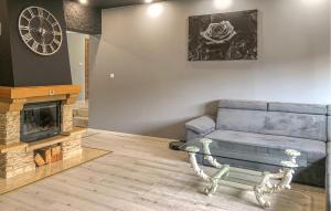 Posezení v ubytování 1 Bedroom Nice Apartment In Debrzno