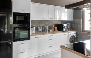 Kuchyň nebo kuchyňský kout v ubytování 1 Bedroom Nice Apartment In Debrzno