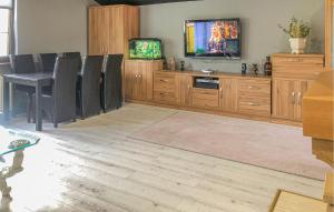 TV a/nebo společenská místnost v ubytování 1 Bedroom Nice Apartment In Debrzno