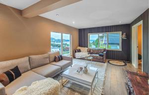 Ruang duduk di Stunning Home In Bokn With Wifi