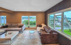 Ruang duduk di Stunning Home In Bokn With Wifi