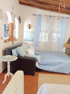 Un dormitorio con una cama grande y una mesa. en Marine House Spa, en Tavira