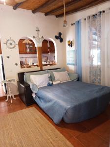 Un dormitorio con una cama grande con una manta azul. en Marine House Spa, en Tavira