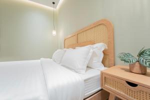 sypialnia z łóżkiem z białymi prześcieradłami i poduszkami w obiekcie Kease Muhammadiyah - Residence Plus w Rijadzie