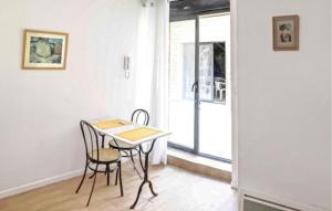 einen Tisch und zwei Stühle in einem Zimmer mit Fenster in der Unterkunft 1 Bedroom Lovely Apartment In La Rochelle in La Rochelle