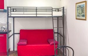 ein rotes Etagenbett mit einer roten Couch in einem Zimmer in der Unterkunft 1 Bedroom Lovely Apartment In La Rochelle in La Rochelle