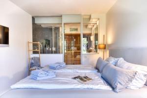 Ferienwohnung Proraloft 6 im Haus Prora Düne 7 في بينز: غرفة نوم بها سرير مع مناشف عليه