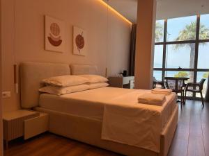 Galería fotográfica de Sunset Boulevard Rooms en Vlorë