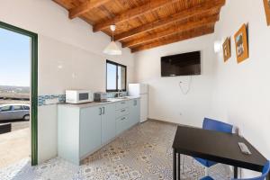 Kuchyň nebo kuchyňský kout v ubytování Sunset, Best Sunset View, Apto de Oasis Vasiliko, La Asomada + 7 fotografií