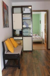 シベニクにあるBarone 4 Youのソファ付きの部屋、ベッドルーム付きの部屋