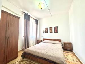 ein Schlafzimmer mit einem Bett und einem großen Fenster in der Unterkunft Hotel VANGOGH in Zhezdi