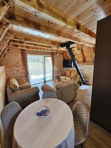 Χώρος καθιστικού στο Màli Raj ŽABLJAK +2 φωτογραφίες