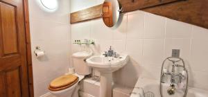 Et badeværelse på Poppythorn Cottage at Lovelady Shield + 23 billeder