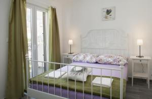 - une chambre avec un lit et des oreillers dans l'établissement Apartment Luka, à Makarska