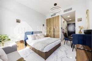 Bloomfields Canal View Stu In Al Maryah في أبوظبي: غرفة نوم بسرير كبير الحجم ومكتب +8 صور