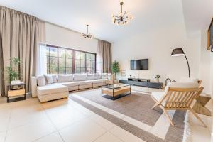 Spacious 4BR Plus Maids Villa, Near Avenue Mall, Cycle Park & Sports Complex - 15 Mins to Downtown Dubai, Nad Al Shiba Third by Deluxe Holiday Homes