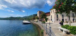 a boat in a body of water next to a building at Dietro L'angolo in Gozzano