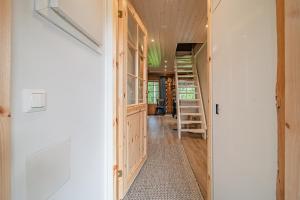 Un pasillo con escalera en una casa. en NordNest by Aavalevi, en Levi