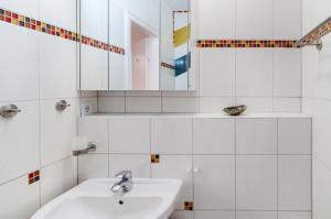 une salle de bains blanche avec un lavabo et un miroir dans l'établissement Ferienwohnung Schmälzle, à Braunlage 34 autres photos