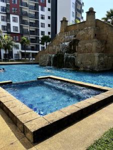 Kolam renang di atau dekat dengan Swiss Garden Residence Kuantan by Iconique