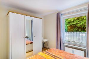 une chambre avec un lit et une fenêtre dans l'établissement Ferienwohnung Schmälzle, à Braunlage