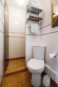um banheiro com um vaso sanitário branco e um chuveiro em Ekaterina II Hotel em Odessa