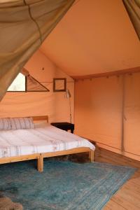 una camera da letto con un letto in una tenda di Yagoda Moya a Khot Altre 12 foto