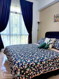 En eller flere senge i et værelse på RinduTamu Homestay + 14 billeder