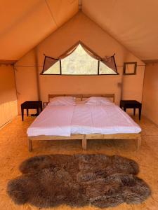 un grande letto in una tenda con una grande finestra di Yagoda Moya a Khot