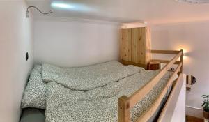 Ένα ή περισσότερα κρεβάτια σε δωμάτιο στο Studio with mezzanine