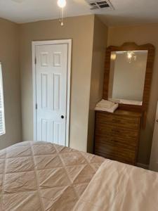 Gallery image of PRIVATE ROOM IN DOWNTOWN FULL KITCHEN and BATHROOM shared ARTS RooSEVELT ROW CONVENTION CENTER STADIUMS ASU DOWNTOWN PHOENIX in Phoenix +2 photos