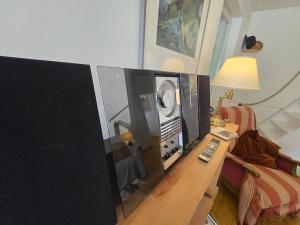 ein Wohnzimmer mit zwei großen Monitoren auf einem Tisch in der Unterkunft Grande maison calme proche centre terrasse jardin in Besançon