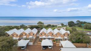una vista aérea de una fila de casas cerca del océano en Beach Side Getaway- Free WIFI, en Dunsborough