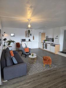 a living room with a couch and a table at Schwarzwald Lodge EG - Perfekt für Familien in Calw