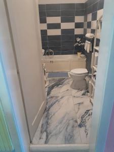 bagno con pavimento in marmo e servizi igienici. di Alanis a Vela Luka (Vallegrande)