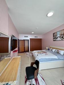 Un dormitorio con una cama grande y una silla. en 2Bed Room Full Seaview, en Ajman 14 fotos más