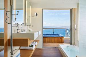 ein Badezimmer mit Badewanne und Waschbecken in der Unterkunft Lindos Blu Luxury Hotel-Adults only in Lindos