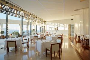 Restaurace v ubytování Lindos Blu Luxury Hotel-Adults only