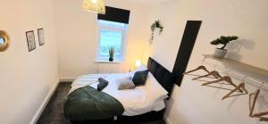 Postel nebo postele na pokoji v ubytování Spacious 3-BR - Sleeps 5 - Contractors Stay- Free WiFi