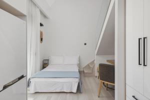 Postel nebo postele na pokoji v ubytování MELIGEO Suites Center of IOANNINA + 36 fotografií