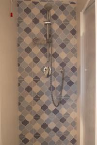 una ducha en un baño con una pared de azulejos en Casa Gioia, en Marcelli 31 fotos más