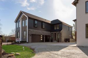 una casa grande con techo negro en Indy Pool Home, en Indianápolis